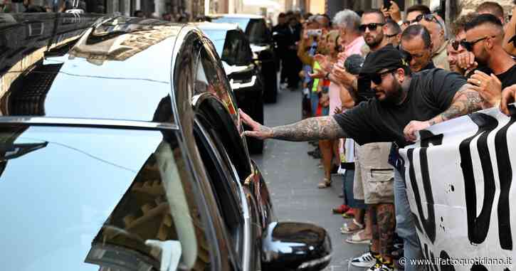 L’ultimo saluto a Carlo Mazzone: bandiere, applausi, tanti ex calciatori – Le immagini dei funerali