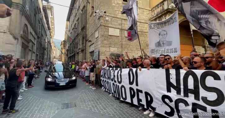 Bandiere, cori e uno striscione: così i tifosi salutano ad Ascoli Piceno Carlo Mazzone – Video