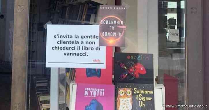 “Non chiedeteci il libro di Vannacci”: il cartello di una libreria di Castelfranco Veneto