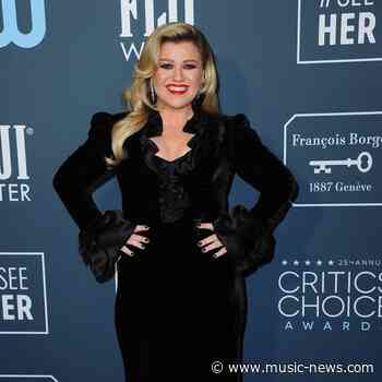 Kelly Clarkson's kids join her on stage during Las Vegas residency
