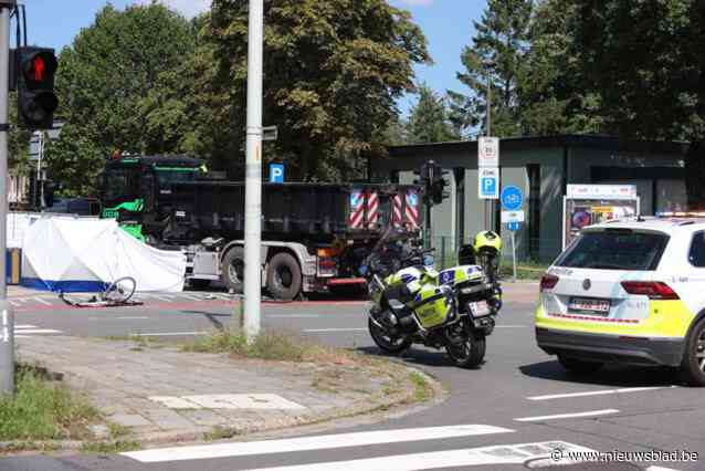 Fietsster (72) overleden na dodehoekongeval met vrachtwagen in Merksem, Groen vraagt extra gemeenteraad