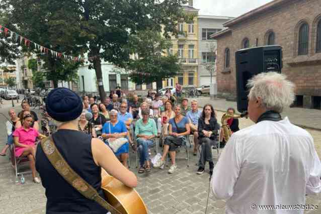 Organisatrice buurtconcerten krijgt boete van 84 euro voor fout teruggeplaatst stoeltje: “Kafkaiaanse situatie”