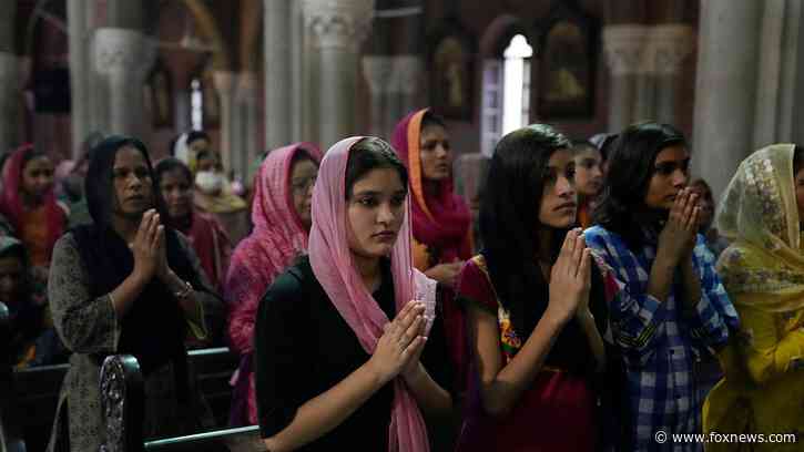 Pakistan gives cash to nearly 100 homeless Christian families following destructive Muslim-led riot