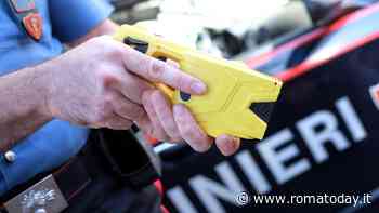 Sporco di sangue nel cortile di una scuola, fermato con il taser. Era scappato dall'ospedale