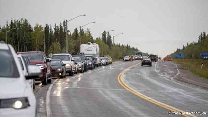 Checkpoints will block attempts to return, N.W.T. official warns wildfire evacuees