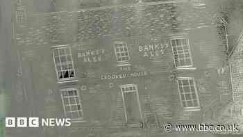 Crooked House: Glass engraver honours destroyed pub