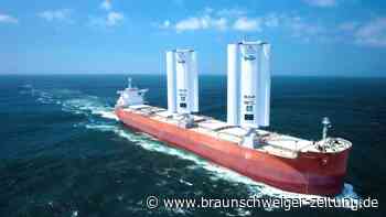 Frachtschiff sticht mit Segeln in See