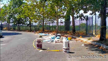 Incuria Capitale, bidoni e calcinacci in mezzo alla strada transennati e mai rimossi