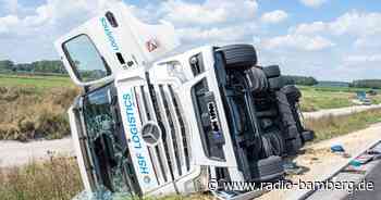 Lastwagen kippt in Baustelle um: 21 Tonnen Fleisch geladen