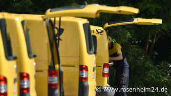 Postauto und Motorrad krachen im Wald bei Traunstein frontal zusammen