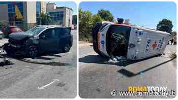 Ambulanza ribaltata dopo scontro con auto, sette feriti. Fra loro un bimbo di 2 anni