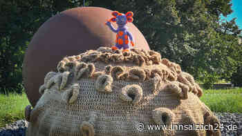 Ein Alien in Wasserburg? – Häkel-Banksy schlägt wieder zu