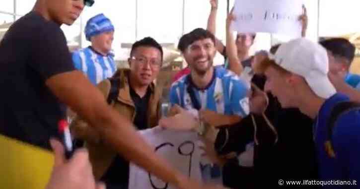 Un turista a caso accolto come un colpo di mercato: geniale protesta dei tifosi del Malaga – Video