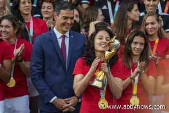 Spanish leader greets World champs, criticizes soccer head for kissing player