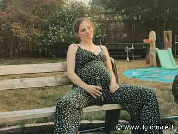 Amanda Knox di nuovo incinta: sui social la foto con il pancione in mostra