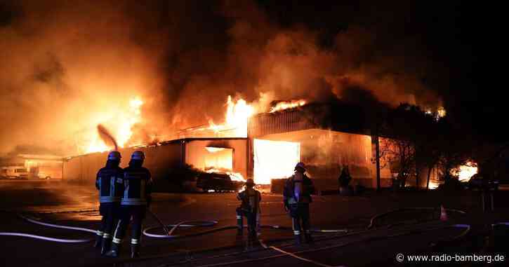 Großbrand in Lagerhalle gelöscht: Warnung aufgehoben