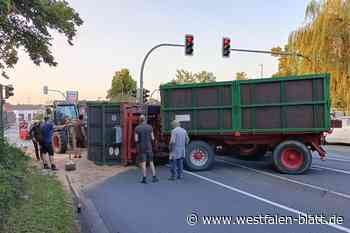 Lübbecke: Getreide-Anhänger kippt um