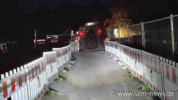 Traktor steckt im Radweg fest