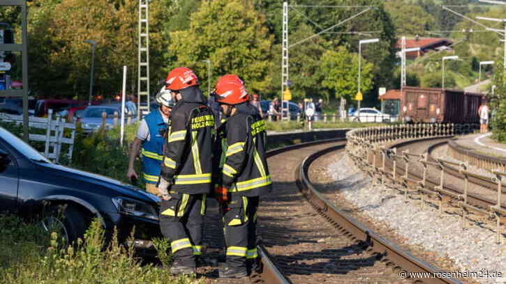 Beinahe-Katastrophe bei Bergen: Auto beim Rangieren von Güterzug erfasst
