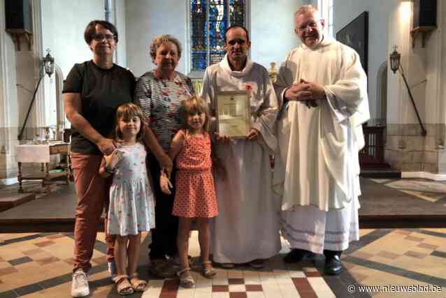 Onderscheiding voor misdienaar die al veertig jaar actief is