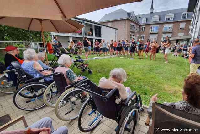 Volksmuzikanten trakteren bewoners Eyckenborch op tuinconcert