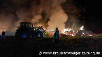 Feuer in der Nacht: Bei Pöhlde brennen etwa 100 Strohballen