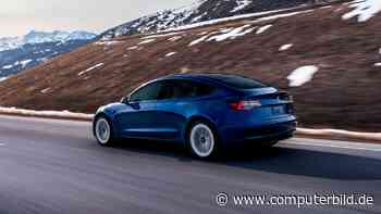 Fahrer ignoriert Schild: Selbstfahrender Tesla geht baden