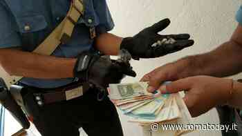 Pusher vede i carabinieri e ingoia le dosi di eroina