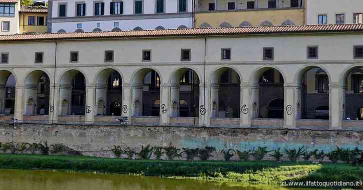 Imbrattate con scritte le colonne del Corridoio Vasariano a Firenze. “L’indagine porta ad alcuni tifosi tedeschi del Monaco 1860”
