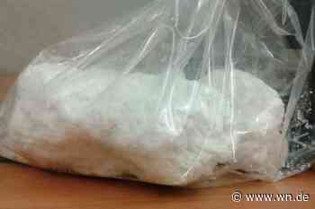 Drogen und Schusswaffe auf Boot im Stadthafen