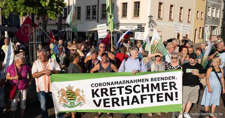 Rechtsextreme provozieren – Kretschmer bleibt gelassen