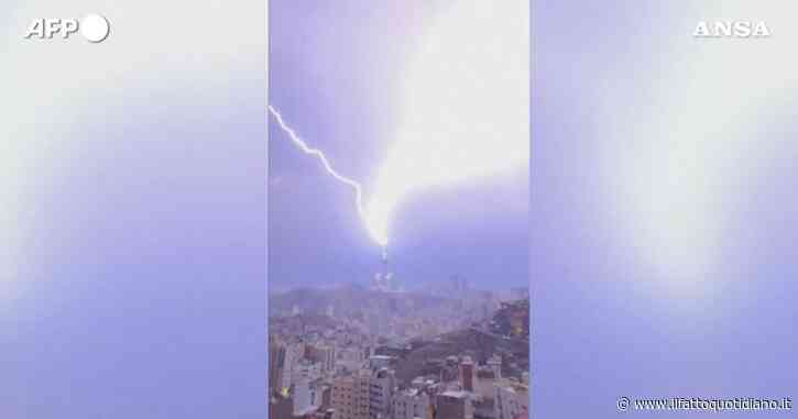 Tempesta a La Mecca: un fulmine colpisce la Torre dell’Orologio. Allagamenti nella città sacra dell’Islam – Video