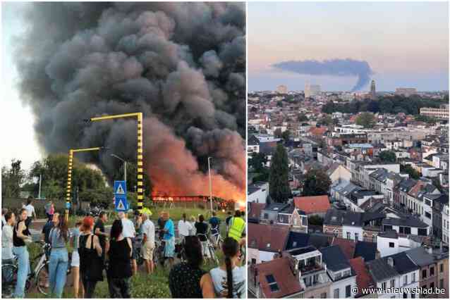 Zware brand legt hangars vol asbest in de as: vuurzee in Broechem was tientallen kilometers ver te zien
