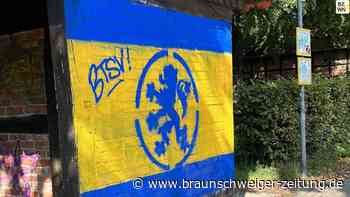 Sprayer besprühen gereinigte Adenbütteler Bushaltestelle neu