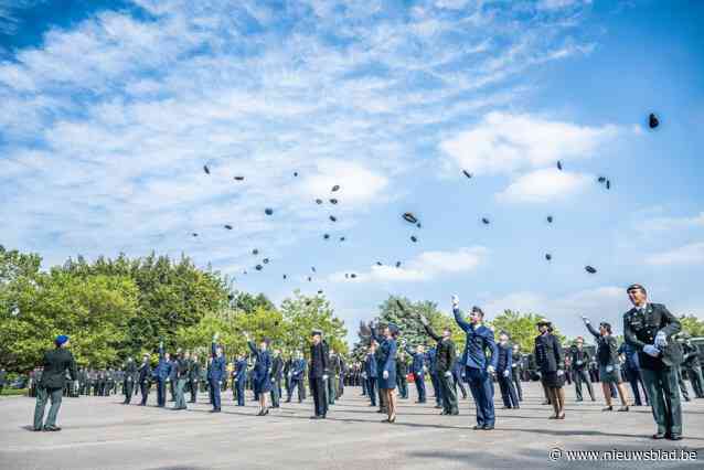 Officieren Koninklijke Militaire School vieren diploma-uitreiking op Markt in Oudenaarde: “Indrukwekkend schouwspel ook voor publiek”