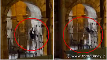 I tesori di Roma senza controllo, turisti scavalcano i cancelli al Colosseo