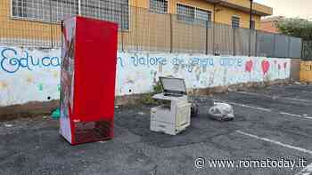 Alimenti, un frigorifero e un letto matrimoniale abbandonati in strada: multati tre incivili