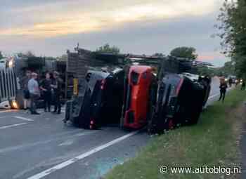 Video: autotransporter vol supercars omgevallen