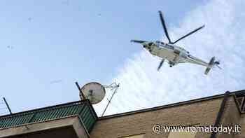 Spari a Ostia: esplode colpi di pistola contro le case. Elicottero in volo per rintracciarlo