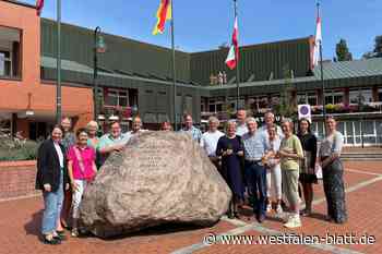 Steinhagens Partnerschaft mit Rujiena nun in Stein gemeißelt