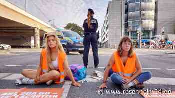 „Sonntagsreden“-Vorwurf und Appell: „Klima-Shakira“ legt mit Aktivisten Verkehr in München lahm