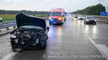 Unfall auf B28: Auto schleudert bei Regen gegen Leitplanke und Lkw