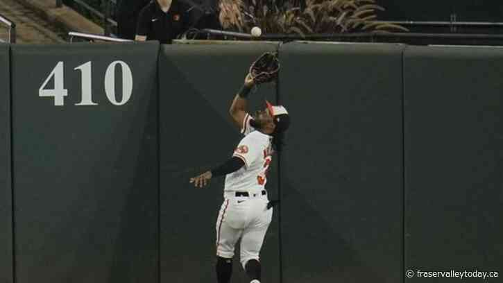 Santander and Mullins HRs help first-place Orioles beat Berríos and Blue Jays 5-3