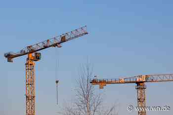 Kranausleger verhakt sich in Mehrfamilienhaus