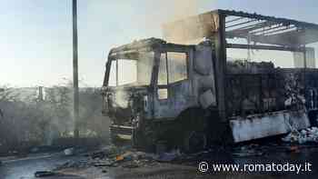 Incendio sulla Laurentina, camion in fiamme: trasportava detergenti liquidi