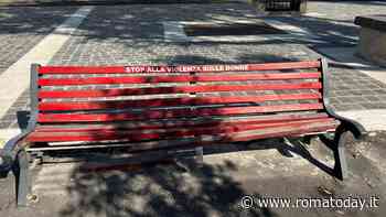 Vandali al mercato: danneggiata la panchina rossa contro la violenza sulle donne