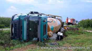 Unfall: Betonmischer kippt auf Kreisstraße um