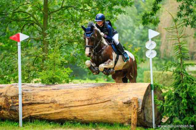 Kersvers Belgisch juniorkampioen eventing Caroline Van Rossum (18) mag naar EK in Italië met haar paard Dalva