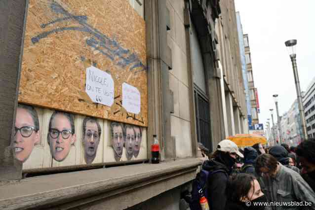 Vrederechter verplicht Belgische staat tot betaling van water- en energiekosten van krakers in de Wetstraat