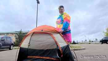 Evacuees helping evacuees: N.W.T. residents escaping wildfire step up to help each other